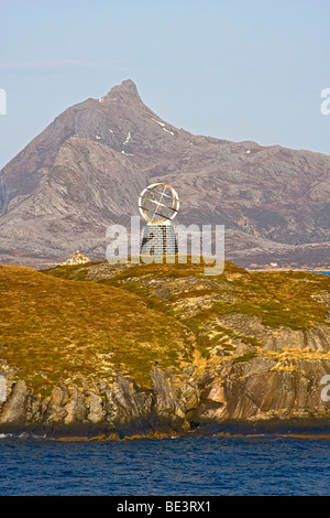 Cercle arctique marqueur sur côte rocheuse de la Norvège. Banque D'Images