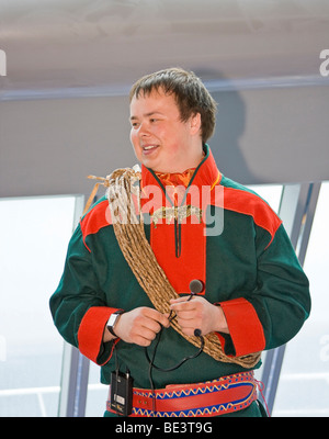 Jeune homme en costume traditionnel sami parle de la vie de son peuple. Banque D'Images