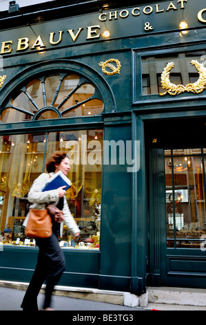 Paris, France, French Chocolates Chocolatier Old Shop Front Window, 'Debauve et Gallais', Boutique, Femme marchant passé, Vintage Banque D'Images