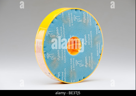 Utilisé et lavé de Dyson aspirateur filtre et support en plastique jaune Banque D'Images