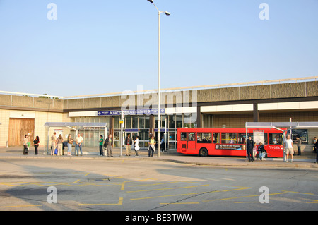 Bus et métro Hatton Cross, London, Greater London, Angleterre, Royaume-Uni Banque D'Images