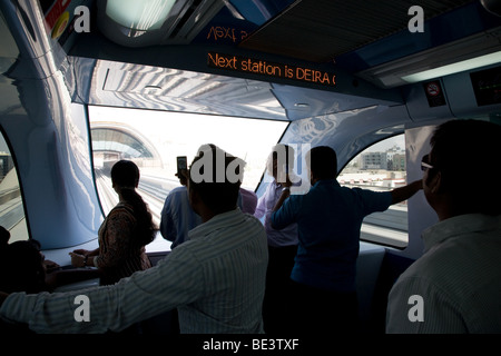 Métro de Dubaï Passagers Train ligne de chemin de fer les tr'ck Banque D'Images