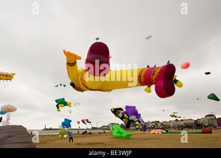 De grands cerfs-volants colorés voler au-dessus de plage de Margate, dans le Kent. Photo par Gordon 1928 Banque D'Images