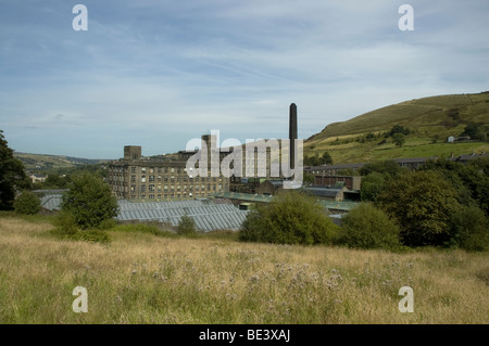 Bas Banque Mill de Marsden, West Yorkshire. L'usine a fermé en 2004 avec la perte de plus de 250 emplois. Banque D'Images