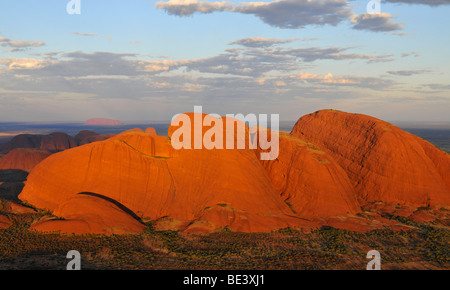 Vue aérienne de Kata Tjuta, les Olgas en face d'Uluru, Ayers Rock au coucher du soleil, Parc National d'Uluru-Kata Tjuta, Nord Territor Banque D'Images