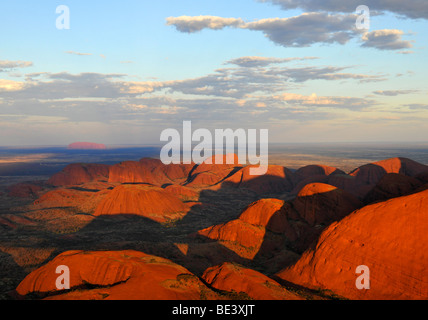 Vue aérienne de Kata Tjuta, les Olgas en face d'Uluru, Ayers Rock au coucher du soleil, Parc National d'Uluru-Kata Tjuta, Nord Territor Banque D'Images