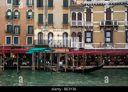 Vue sur le Grand Canal et Riva del Vin, de la Riva del Ferro, Venise, Italie. Banque D'Images