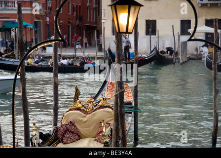 Vue sur le Grand Canal de la Riva del Ferro, Venise, Italie. Banque D'Images