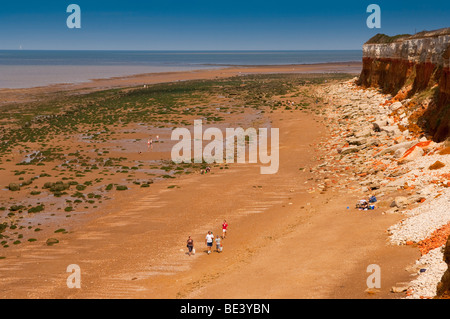 La plage et les falaises avec des gens à Hunstanton , North Norfolk , Royaume-Uni Banque D'Images