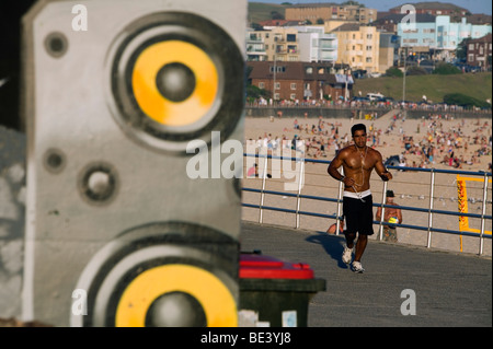 Jogger sur la promenade de la plage de Bondi. Sydney, New South Wales, Australia Banque D'Images