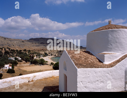 Église orthodoxe grecque sur la colline sur la baie de Lindos, Rhodes, Grèce Banque D'Images