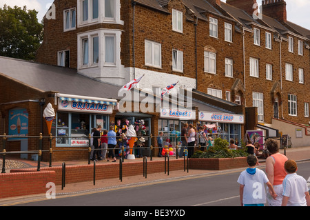 Britains plus grand magasin boutique de farces à Hunstanton , North Norfolk , Uk auprès des vacanciers à l'été Banque D'Images