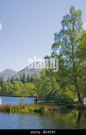 Lochan Glencoe Glencoe, pêcheur, rivière, forêt de l'Europe, région des Highlands, en Écosse. Juin, 2009 Banque D'Images