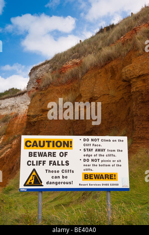 Les falaises avec panneau d'avertissement à Hunstanton , North Norfolk , Royaume-Uni Banque D'Images