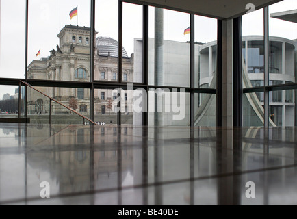 Blick auf den Reichstag und das Haus Paul-Loebe Banque D'Images