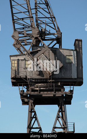 Gros plan d'une grue de quai préservé dans les Docklands de Londres, Isle of Dogs, UK Banque D'Images