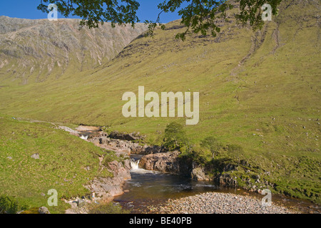 Glen Etive, rivière Etive, nageurs, région des Highlands, en Écosse. Juin, 2009 Banque D'Images