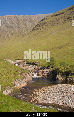 Glen Etive, rivière Etive, nageurs, région des Highlands, en Écosse. Juin, 2009 Banque D'Images