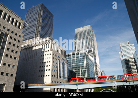 Le Docklands Light Railway train dans la région de Canary Wharf, les Docklands de Londres, Royaume-Uni. Banque D'Images