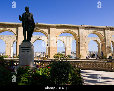 La belle dans les jardins Barrakka supérieur de La Valette, Malte. Banque D'Images