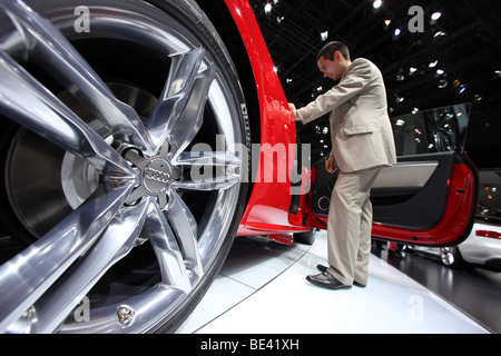 63ème International Motor Show (IAA ) : Un visiteur est intéressé par une voiture du constructeur Audi Banque D'Images