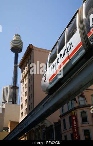 Monorail se faufiler le long de la rue Pitt, avec la Tour de Sydney dans l'arrière-plan. Sydney, New South Wales, Australia Banque D'Images