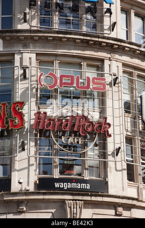 Corporation Street, Manchester, Angleterre, Royaume-Uni, Europe. Enseignes au néon sur le bâtiment Printworks, dans le centre-ville. Banque D'Images