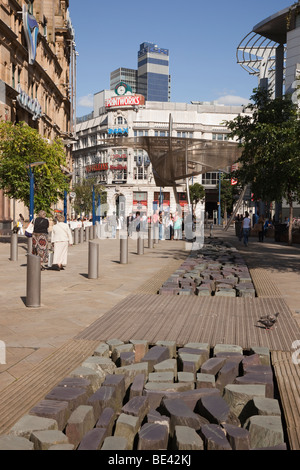 Corporation Street, Manchester, Angleterre, Royaume-Uni, Europe. Cours d'eau artificiel avec des pierres à Exchange Square dans le centre-ville. Banque D'Images