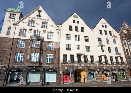 Front de mer à Bergen, Norvège, connu comme le quartier de Bryggen. Vieux bois bâtiments datent des années 1700 Banque D'Images