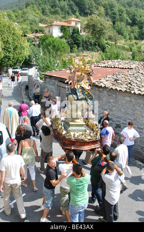 La Statue de la Vierge Marie quitte l'église durant le Festival d'été à Marie Village Banque D'Images