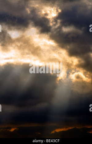 Ciel d'orage avec la lumière du soleil à travers les nuages de rupture Banque D'Images