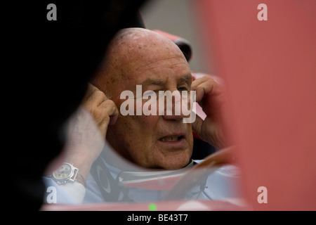 Portrait de Sir Stirling Moss dans son OSCA FS372 à Goodwood Revival 2009. Stirling a célébré son 80 e anniversaire ici le 17 septembre. Banque D'Images