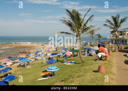 Un jour ensoleillé chaud à plage de Scottburgh sur la côte Est de l'Afrique du Sud pendant la période de vacances d'été Banque D'Images