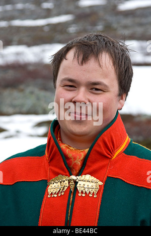 Jeune homme en costume traditionnel sami parle de la vie de son peuple. Banque D'Images