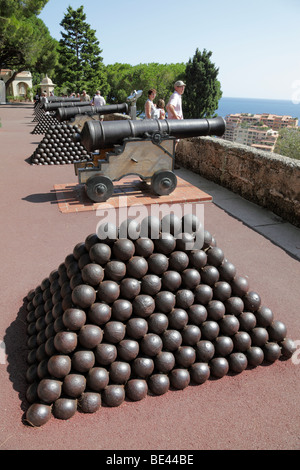 Les canons et les boulets de l'extérieur du palais du prince, résidence de la famille Grimaldi, place du palais monaco sud de la france Banque D'Images