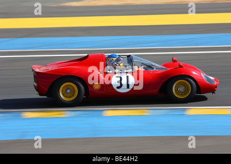 Motor Racing Legends - Ferrari 206 Dino (1964) 24 heures du Mans racetrack Banque D'Images