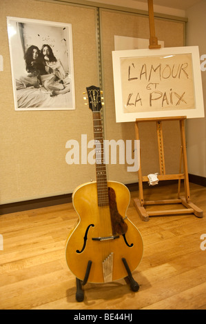 Un sénateur Hofner guitare appartenant à John Lennon à la vente aux enchères de Christie's Banque D'Images