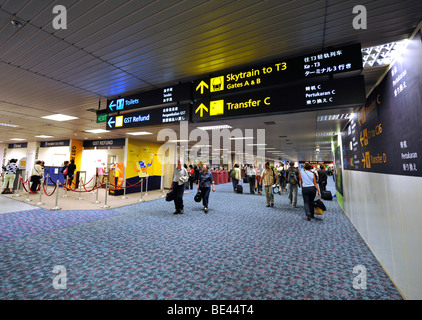 Les passagers en se promenant dans la zone d'attente vers portes d'embarquement, l'aéroport International Changi de Singapour, Singapour, l'Asie Banque D'Images