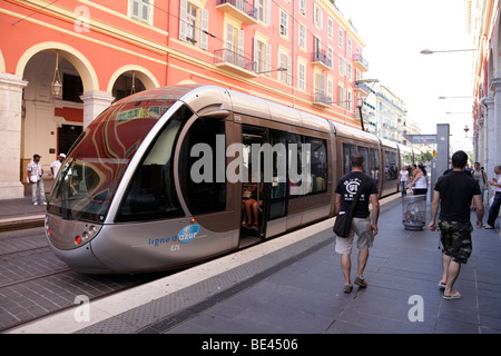 Tramway à la place Massena, arrêter le système public a commencé à courir en novembre 2007 nice sud de la france Banque D'Images