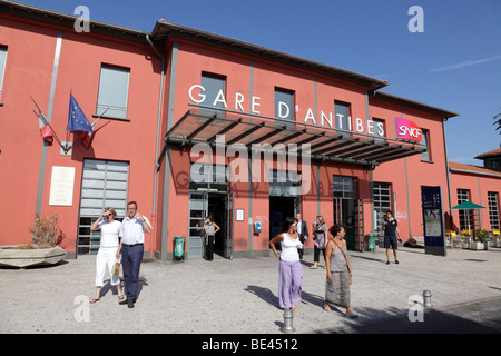 Entrée de la gare la gare d'Antibes, près du centre-ville avenue Robert antibes soleau au sud de france Banque D'Images