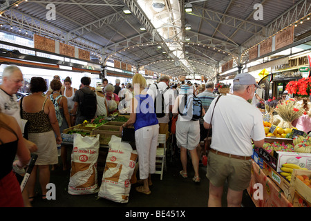 Cale à l'intérieur du marché provençal sur le cours Massena antibes sud de la france Banque D'Images