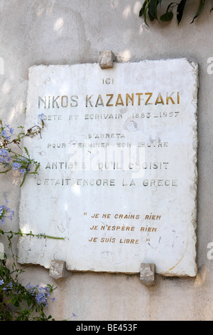 Cette plaque est dédiée à Nikos Kazantzakis avec sa philosophie de 'je ne crains rien j'attends rien de ce que je suis un homme libre" antibes france Banque D'Images