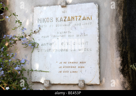 Cette plaque est dédiée à Nikos Kazantzakis avec sa philosophie de 'je ne crains rien j'attends rien de ce que je suis un homme libre" antibes france Banque D'Images