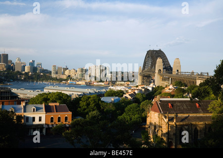 Vue sur le Pont du Port de Sydney et de la Côte-Nord du parc de l'Observatoire. Sydney, New South Wales, Australia Banque D'Images