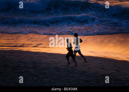 Les joggers sur la plage de Bondi, à l'aube. Sydney, New South Wales, Australia Banque D'Images