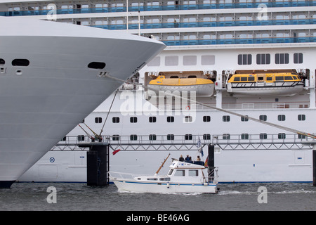 Proue du navire de croisière MSC Orchestra et le navire de croisière Costa Màgica, Kiel, Schleswig-Holstein, Allemagne du Nord, l'Allemagne, de l'Europe Banque D'Images