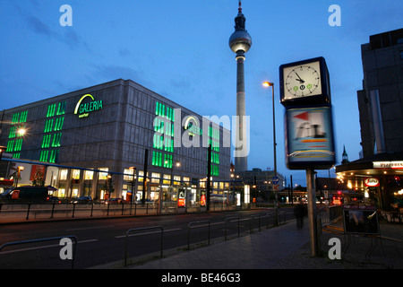 Grand magasin Galeria Kaufhof à Alexanderplatz, à l'heure bleue, Mitte, Berlin, Germany, Europe Banque D'Images
