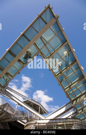 Les visiteurs marchent sur le toit de verre de la UK's National Glass Centre à Sunderland. Banque D'Images