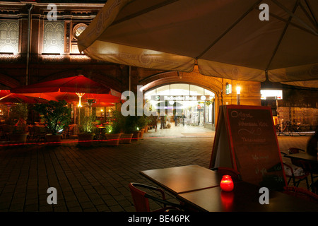 S-Bahnhof Hackescher Markt avec restaurants avec terrasse la nuit, Mitte, Berlin, Germany, Europe Banque D'Images