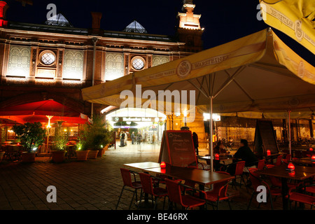 S-Bahnhof Hackescher Markt avec restaurants avec terrasse la nuit, Mitte, Berlin, Germany, Europe Banque D'Images